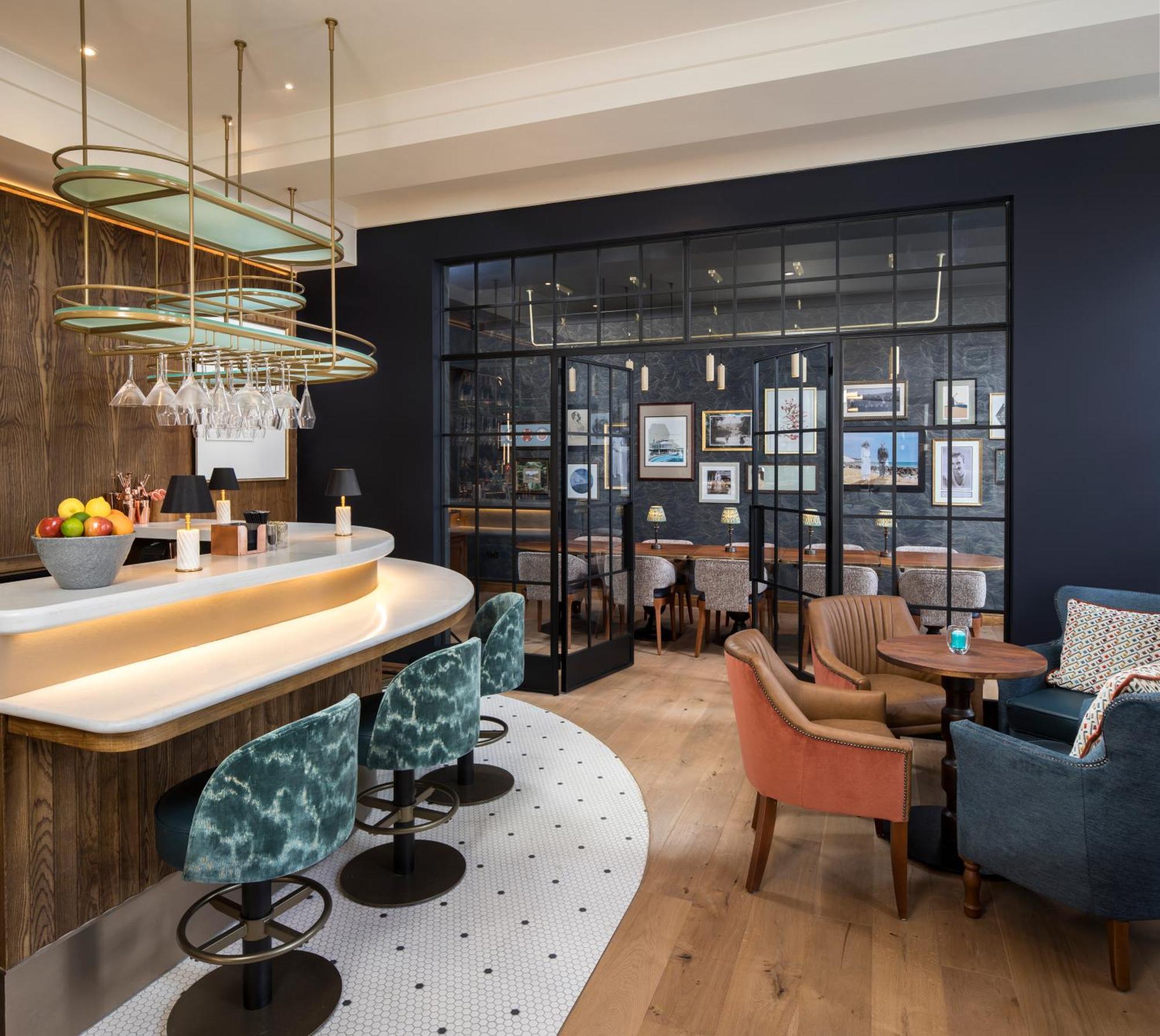 The White Horses By Everly Collection 4* Hove